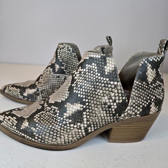 UNIVERSAL THREAD CARI GRAY SNAKE PRINT CUT OUT ANKLE BOOTIES SZ 7.5 Grunge Weste - Picture 1 of 8